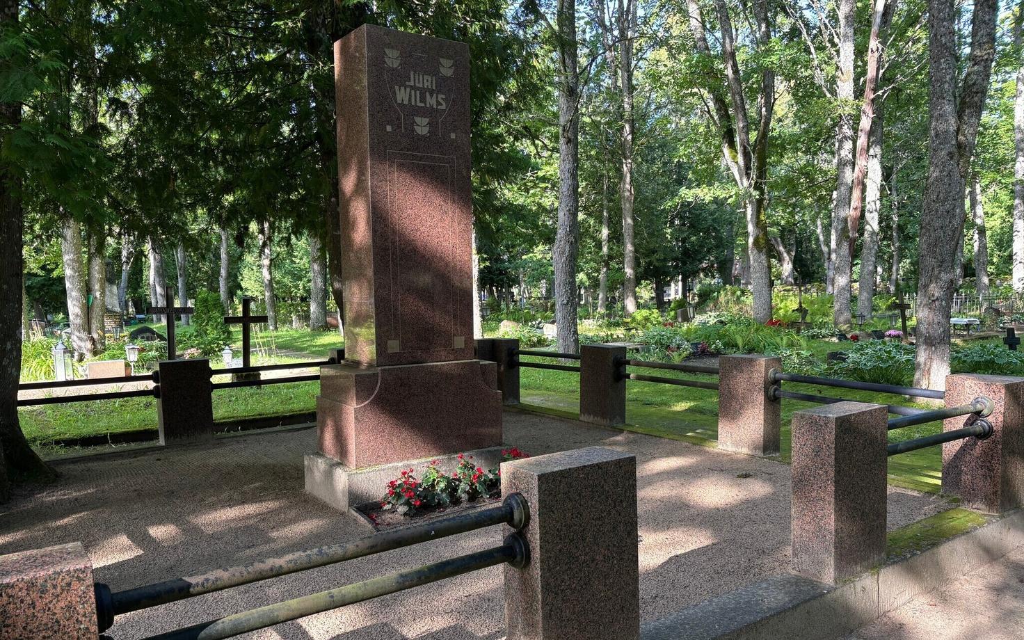 Могила Юри Вильмса в Пилиствере.