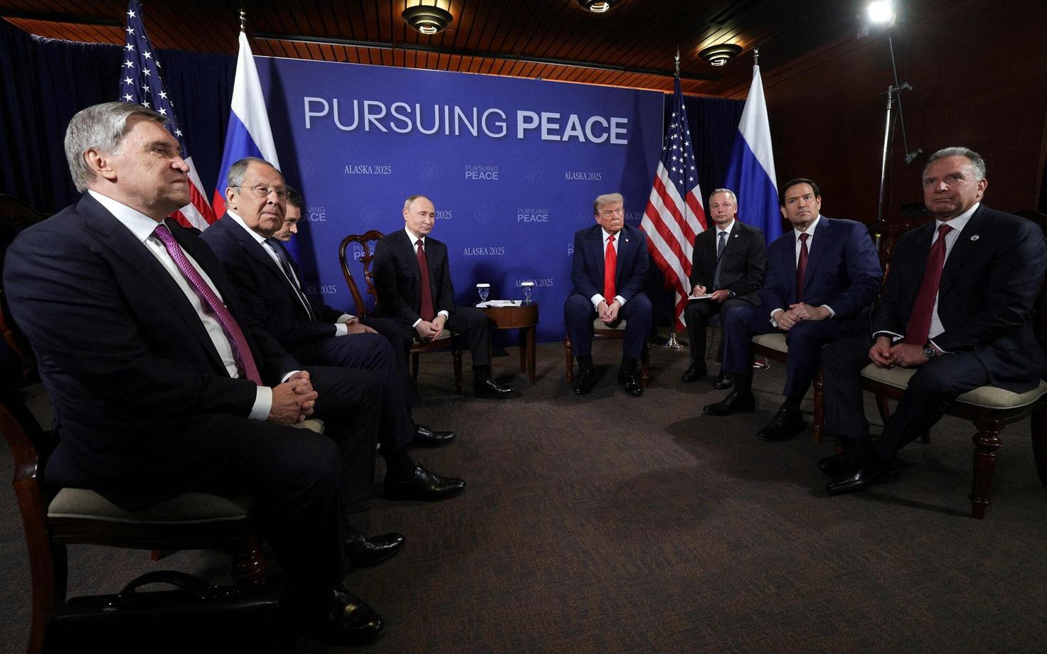 USA ja Venemaa delegatsioonide kohtumine Alaskal, Juri Ušakov on vasakult esimene