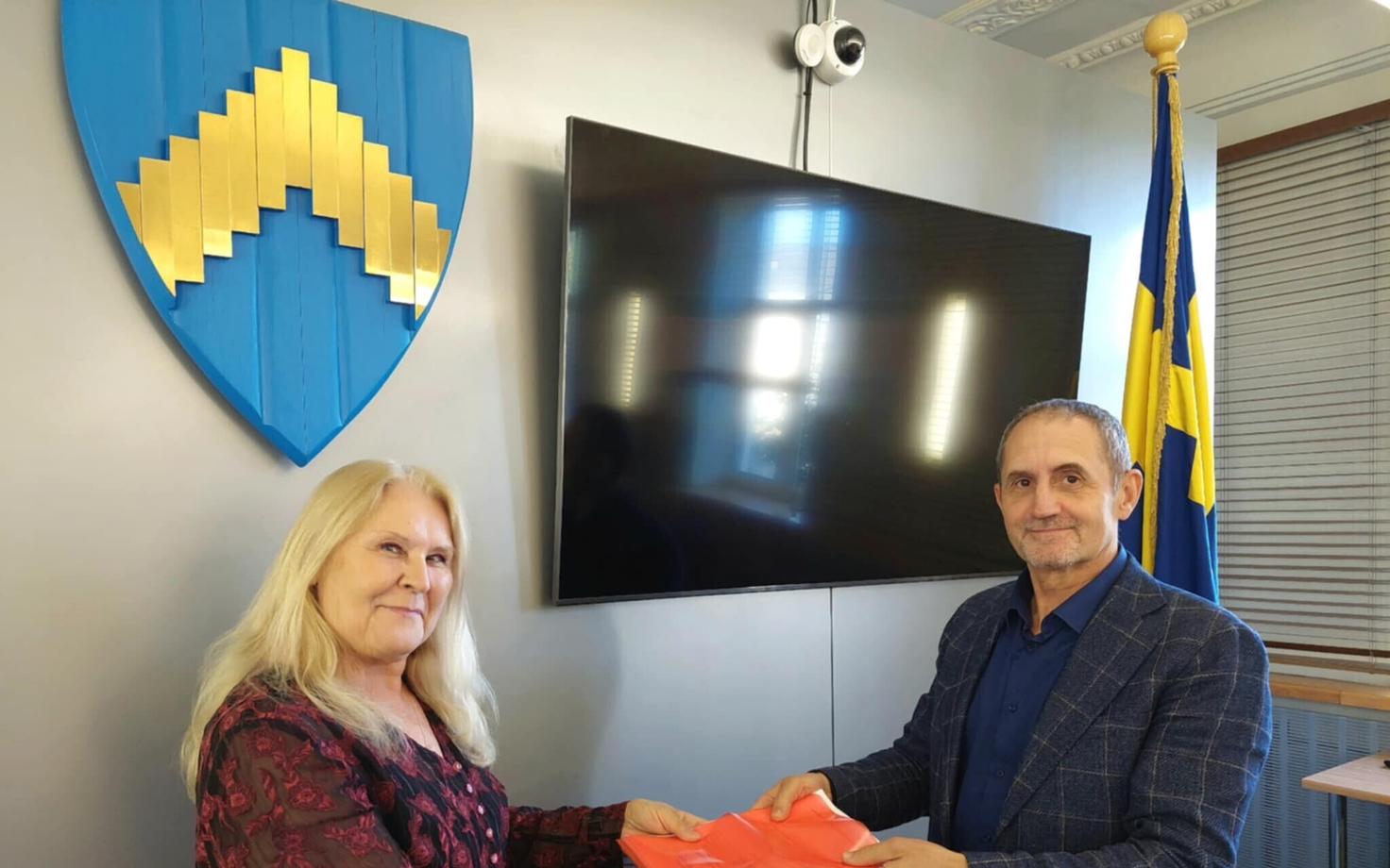 Валерий Абрамович (справа) передает список.