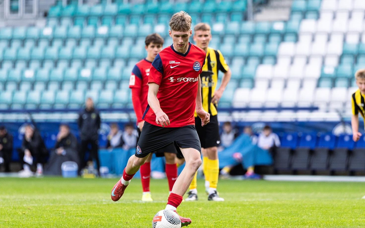 С мячом Никита Балябкин.