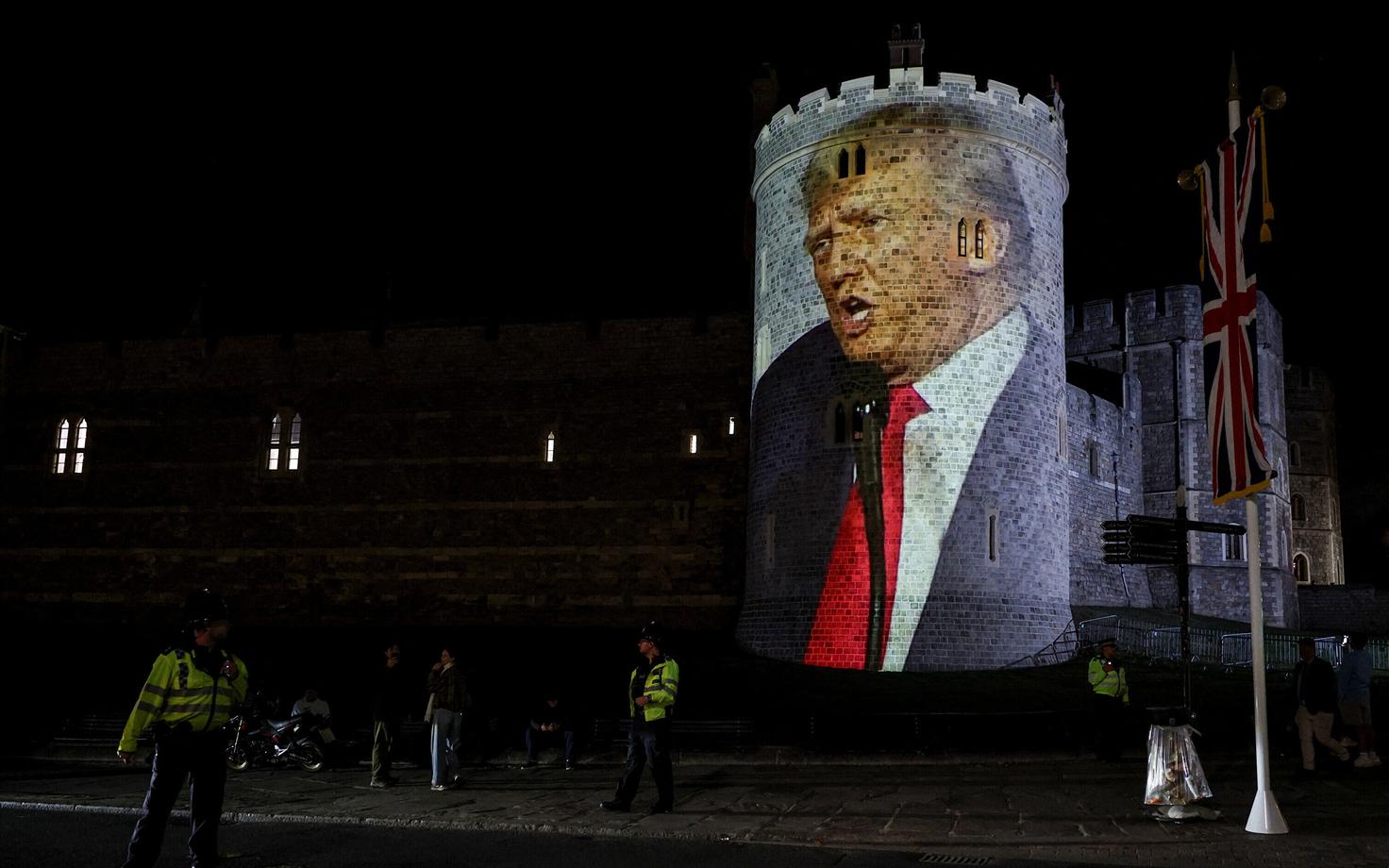 Протестующие против президента США проецировали на стены Виндзорского замка фотографии Дональда Трампа.