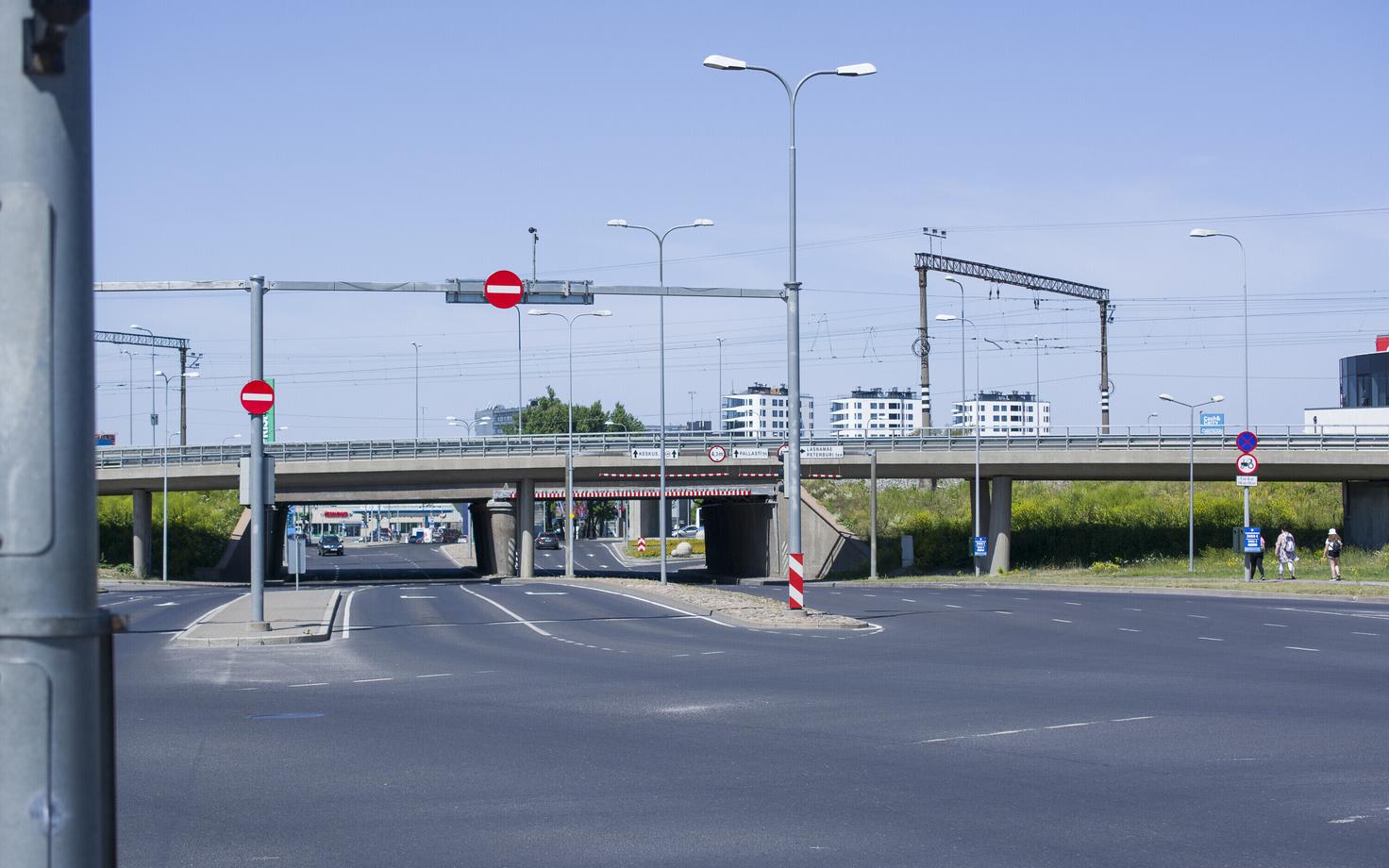 Approach to the Ülemiste intersection, facing north.