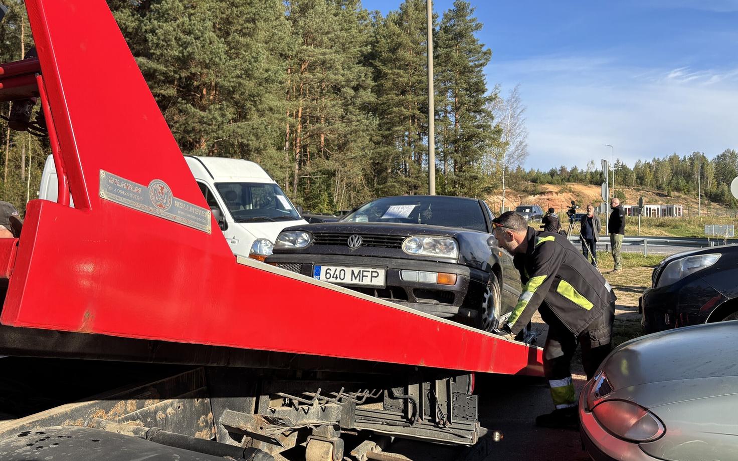 Эвакуация автомобилей у КПП Койдула.
