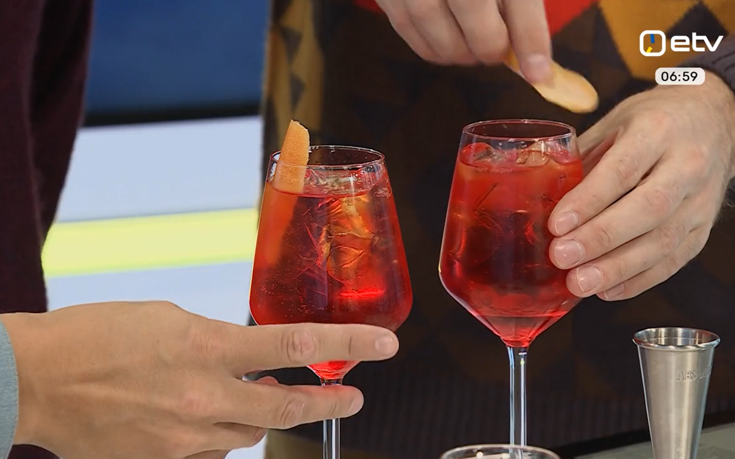 Estonian mocktail champ Laur Ihermann taught the hosts of Terevisioon how to make a fresh, citrusy mocktail. September 2025.