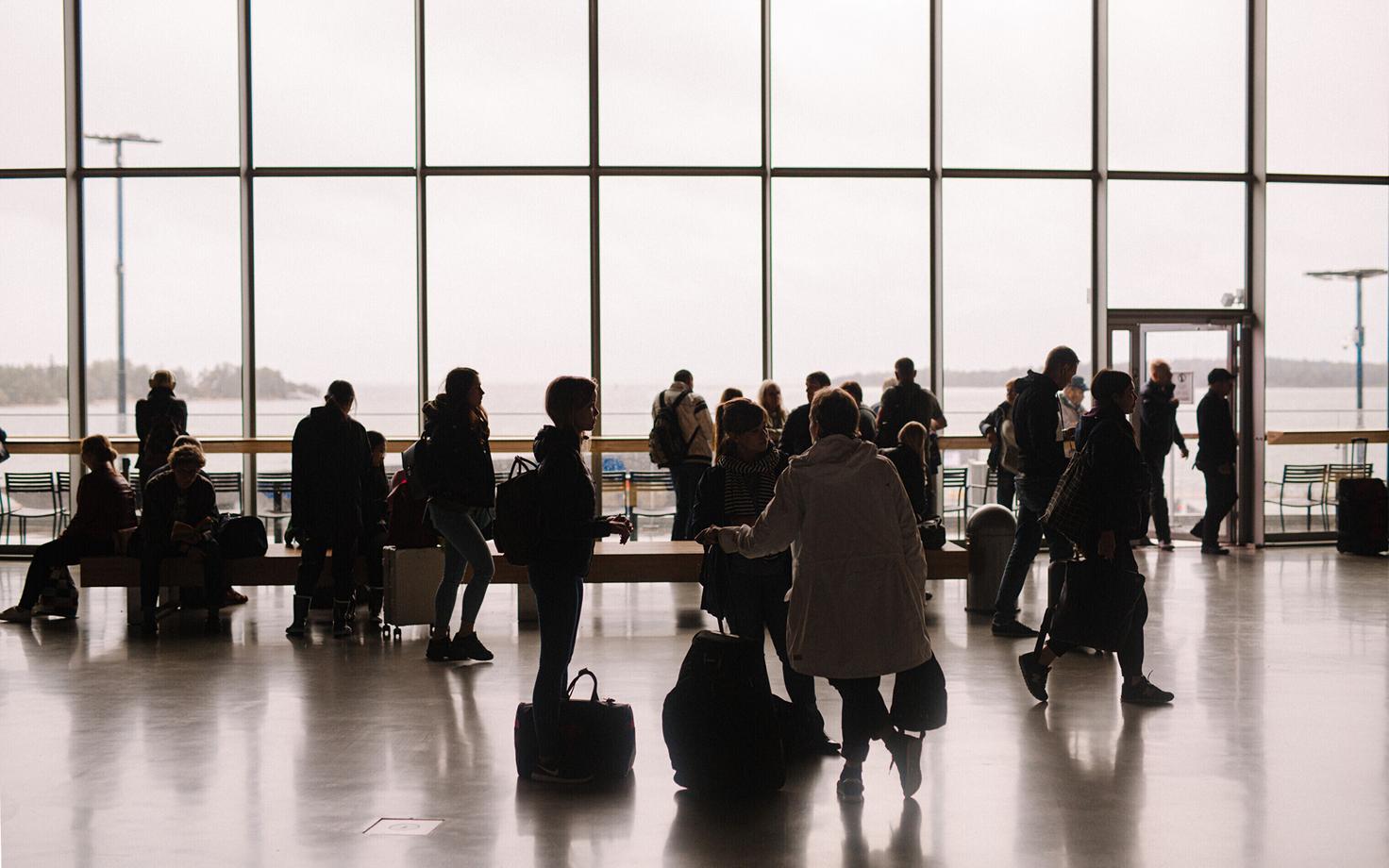 Пассажиры в порту Хельсинки.