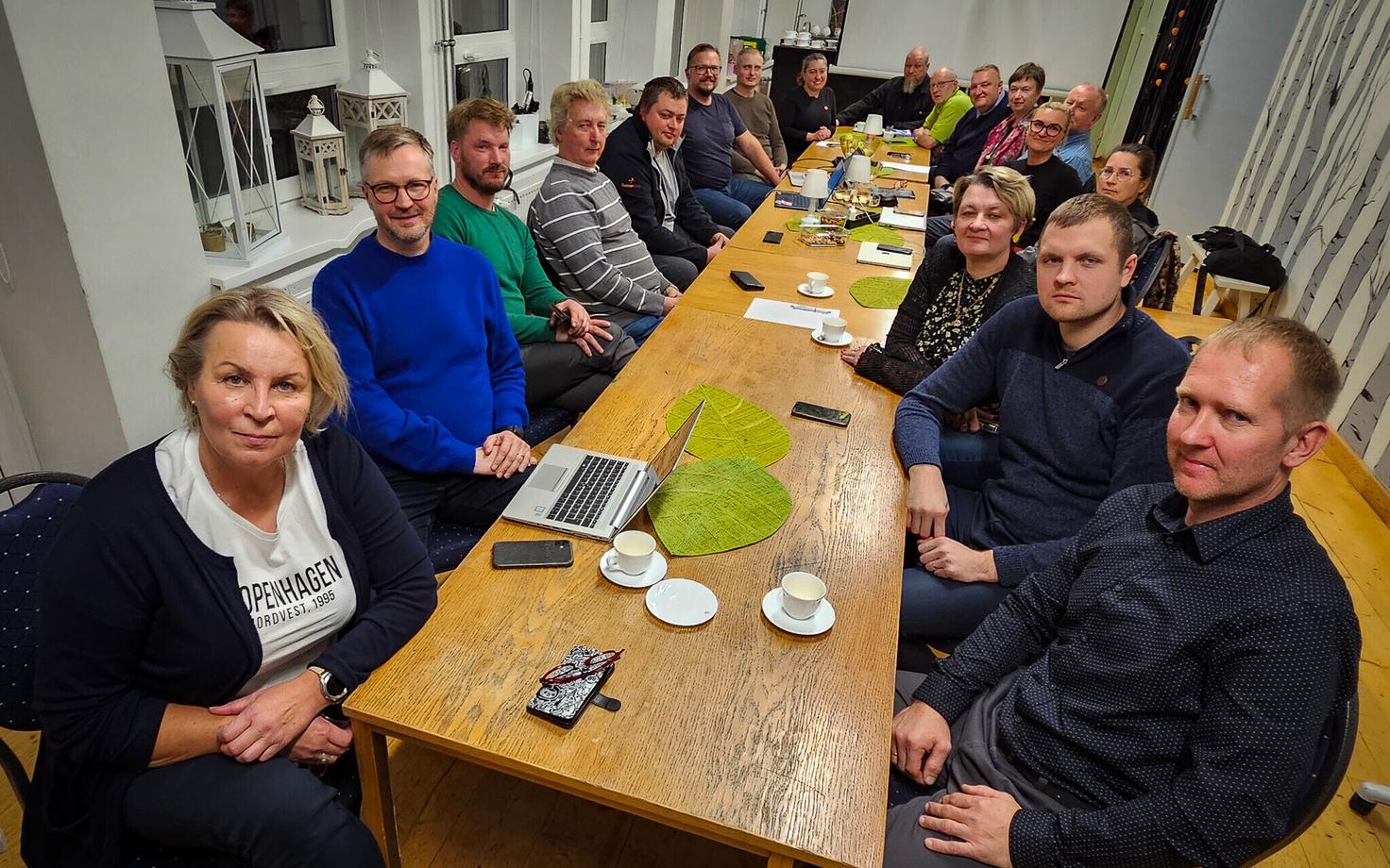 Lääneranna valla läbirääkimised: Tarvi Sits ees vasakult teine, laua tagosas vasakul Silvia Lotman ja paremal Meelis Malk.