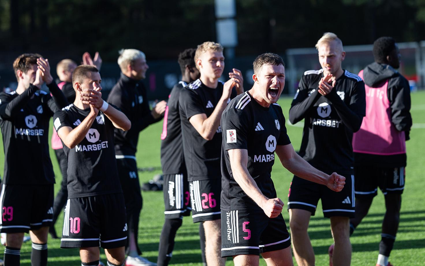 Футболисты