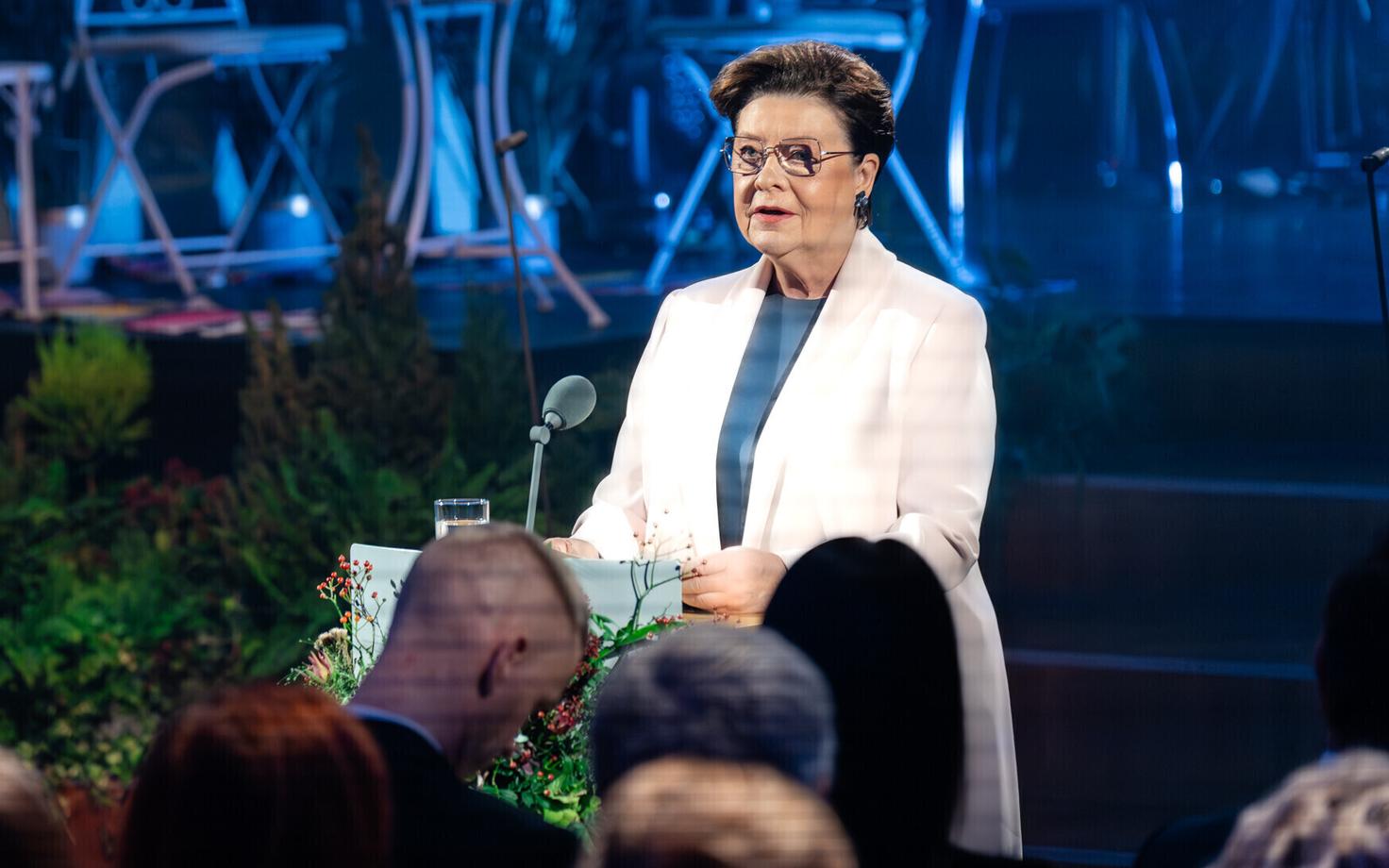 Сирье Карис.