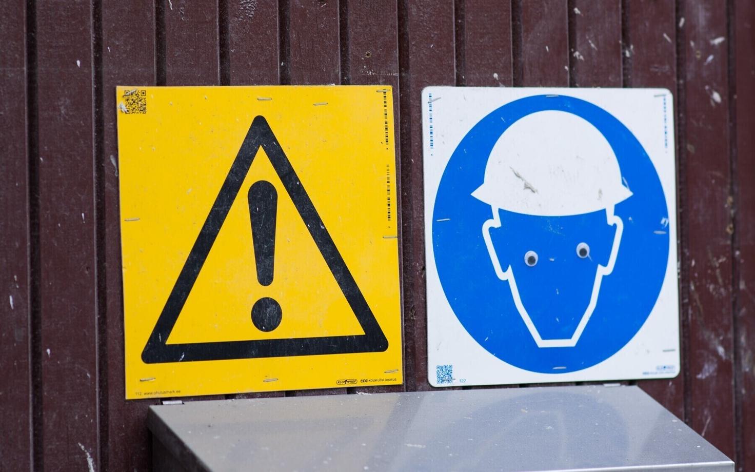 Safety warnings at a construction site (photo is illustrative).