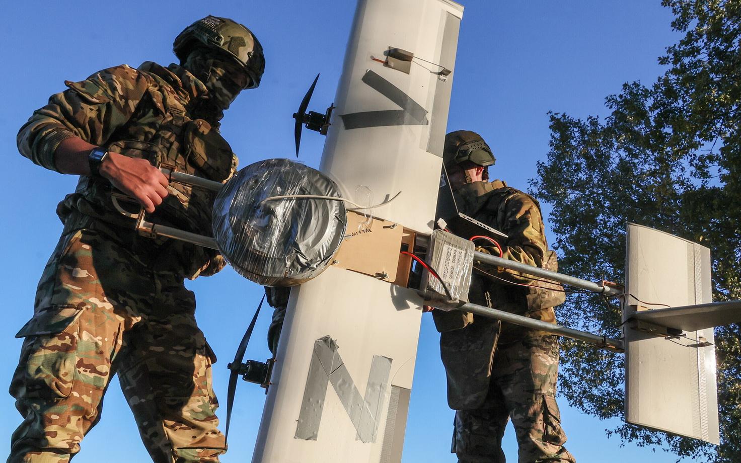 Vene sõdurid kinnitamas droonile Molnija-2 tankitõrjemiini.