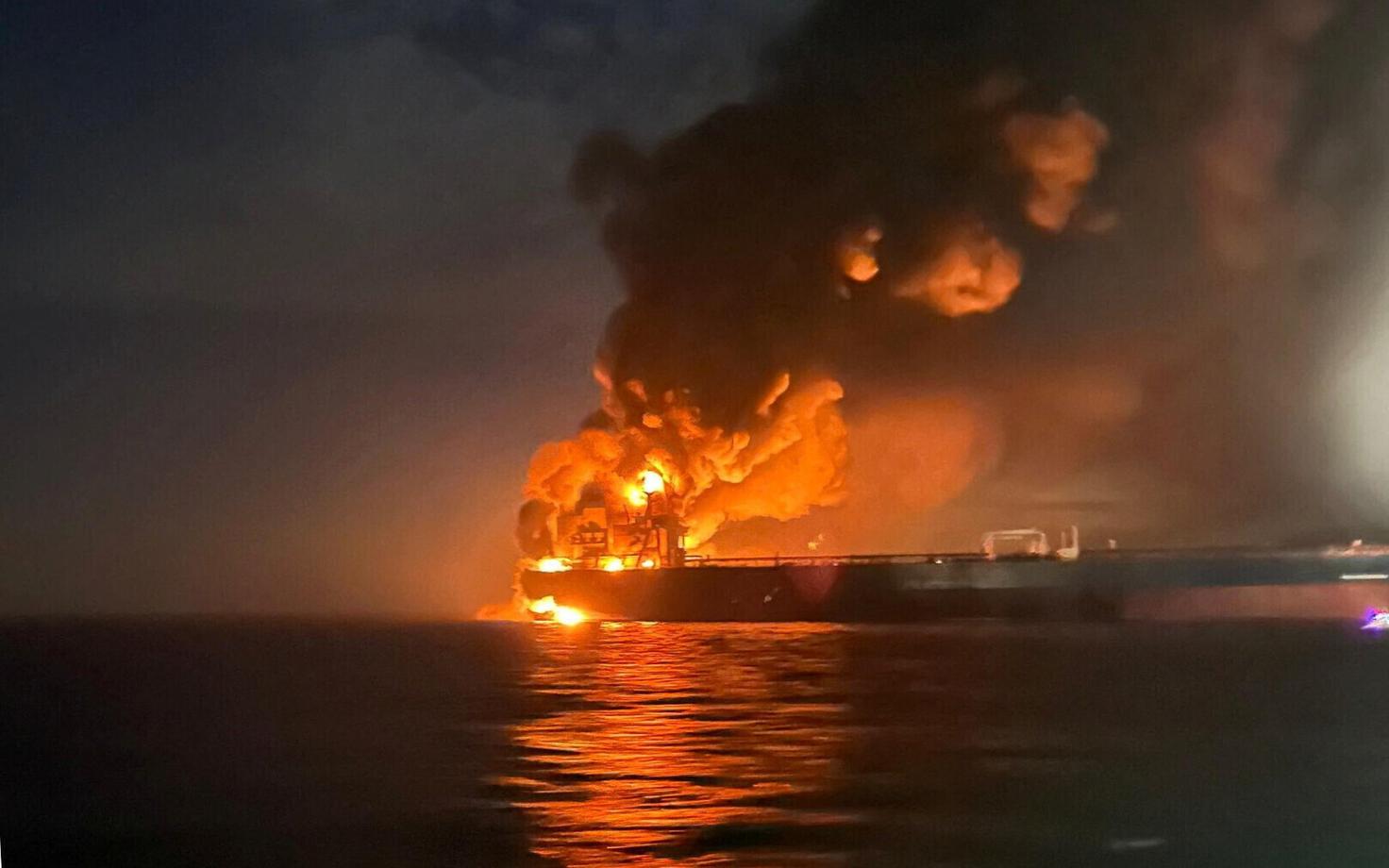 Загоревшийся танкер у турецкого побережья.