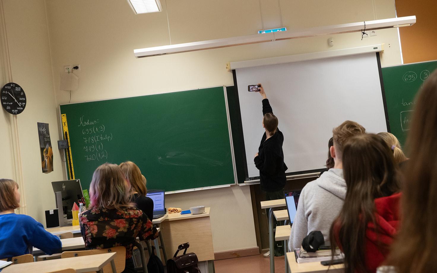 Школьники в классе.