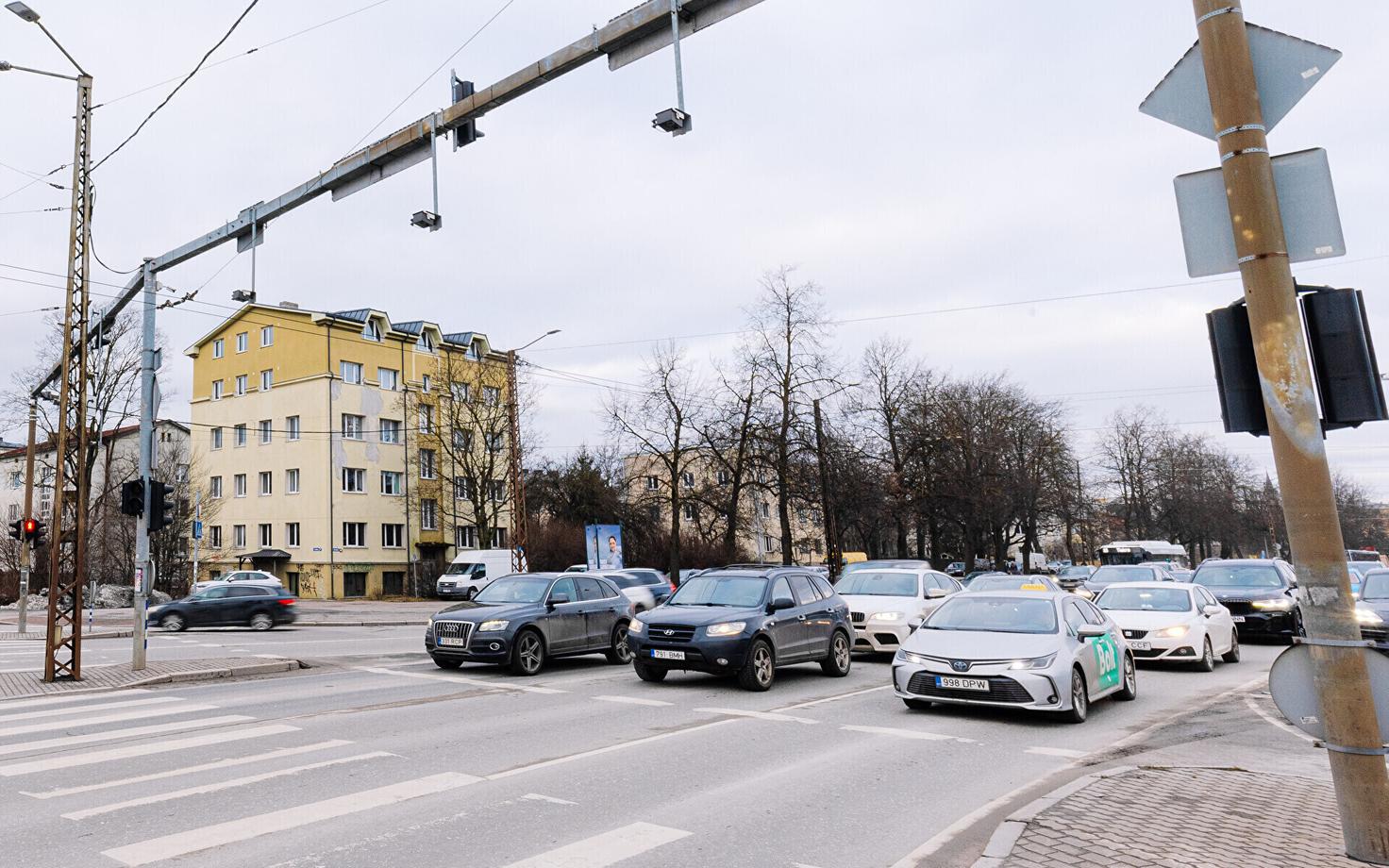 Autod Tallinnas Kristiine ristmikul. Foto on illustreeriv.