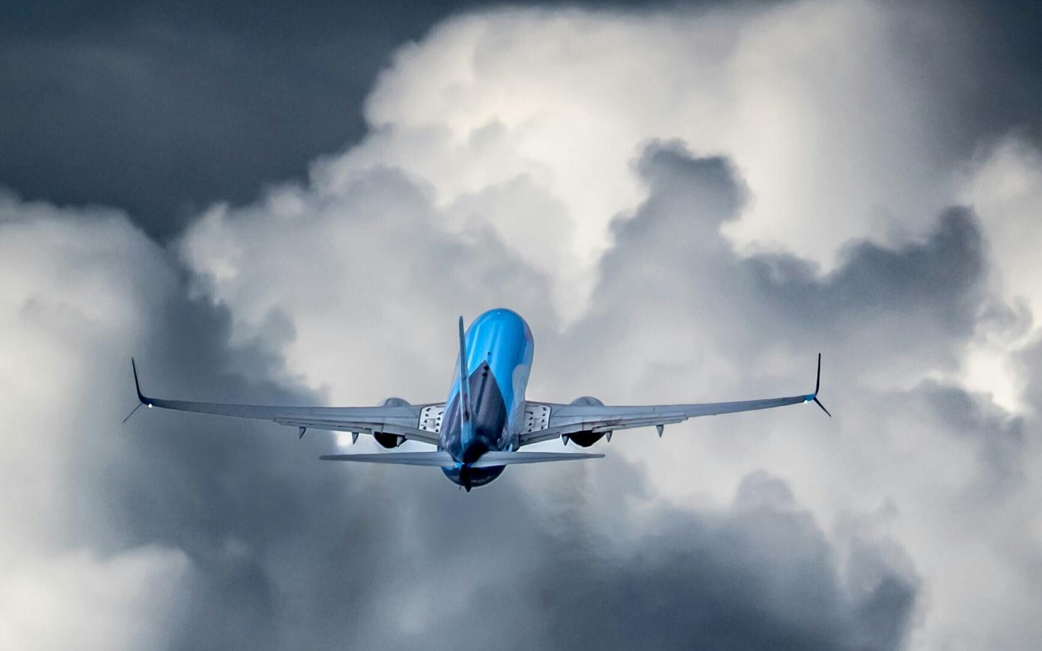 Самолет в облаках.