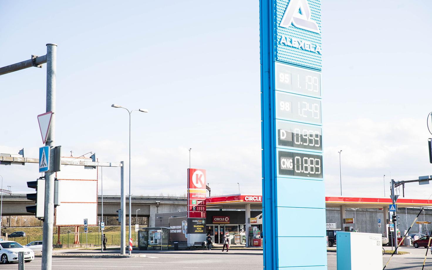 Alexela ja Circle K tanklad Tallinnas Tartu maanteel 30. aprillil 2020.