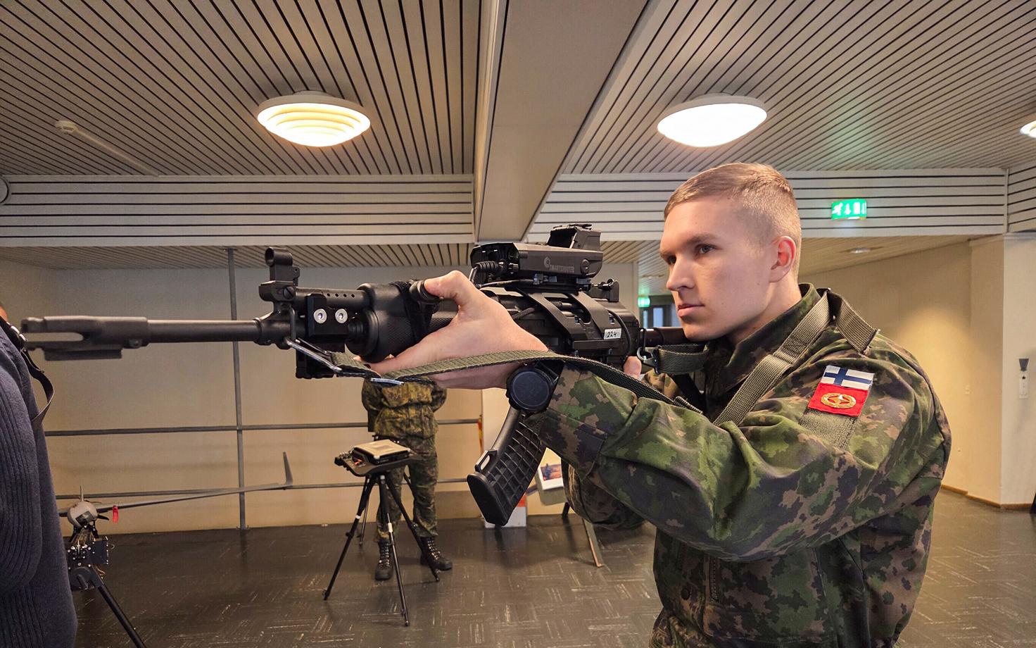 Soome sõdur demonstreerib Iisraeli relvatootja Smartshooter sihikut Smash, mis aitab tabada õhus lendavaid droone.