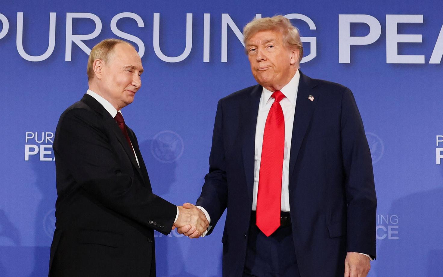 Президент США Дональд Трамп (справа) и глава российского режима Владимир Путин на встрече, состоявшейся в августе на Аляске.