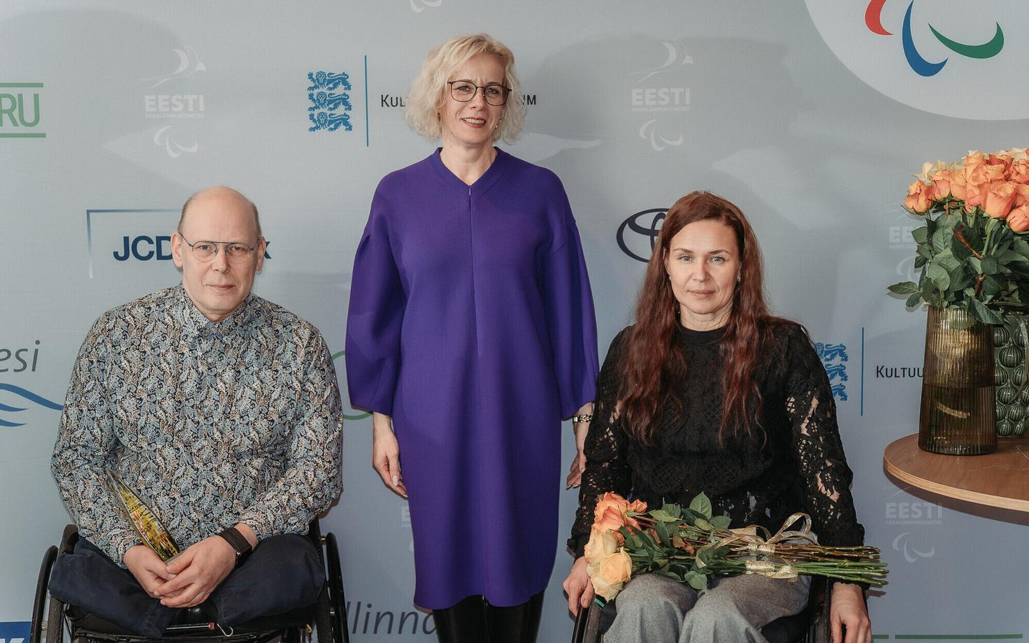 Ratastoolikurlingu MM-i medalistid Ain Villau ja Kätlin Riidebach ning EPK president Monika Haukanõmm.