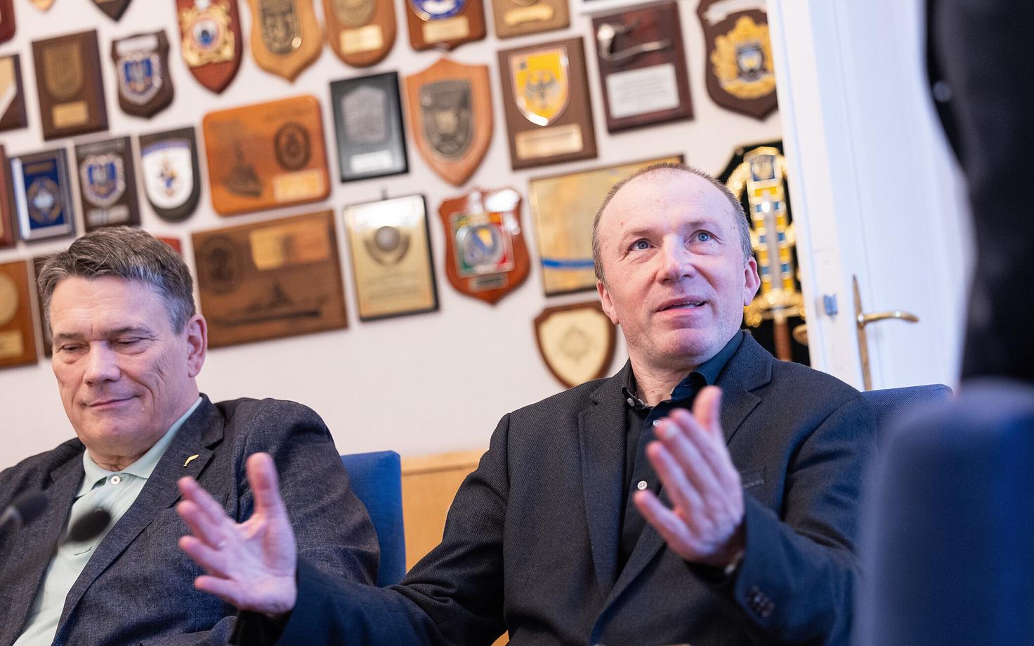 Члены комиссии Рийгикогу по гособороне Лео Куннас (справа) и Алар Ланеман.