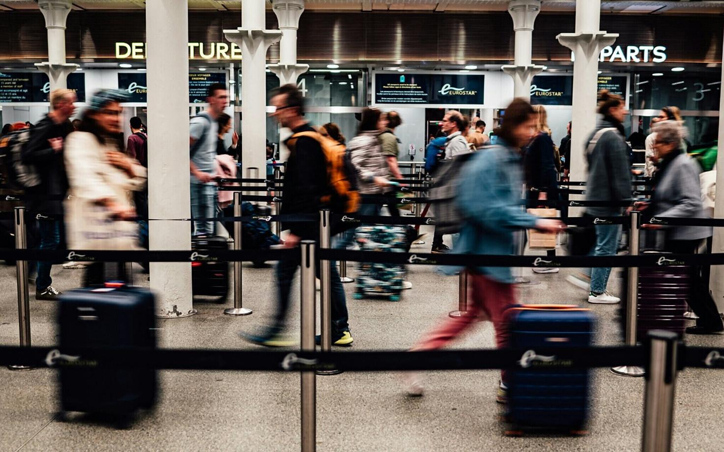 Путешественники в аэропорту.