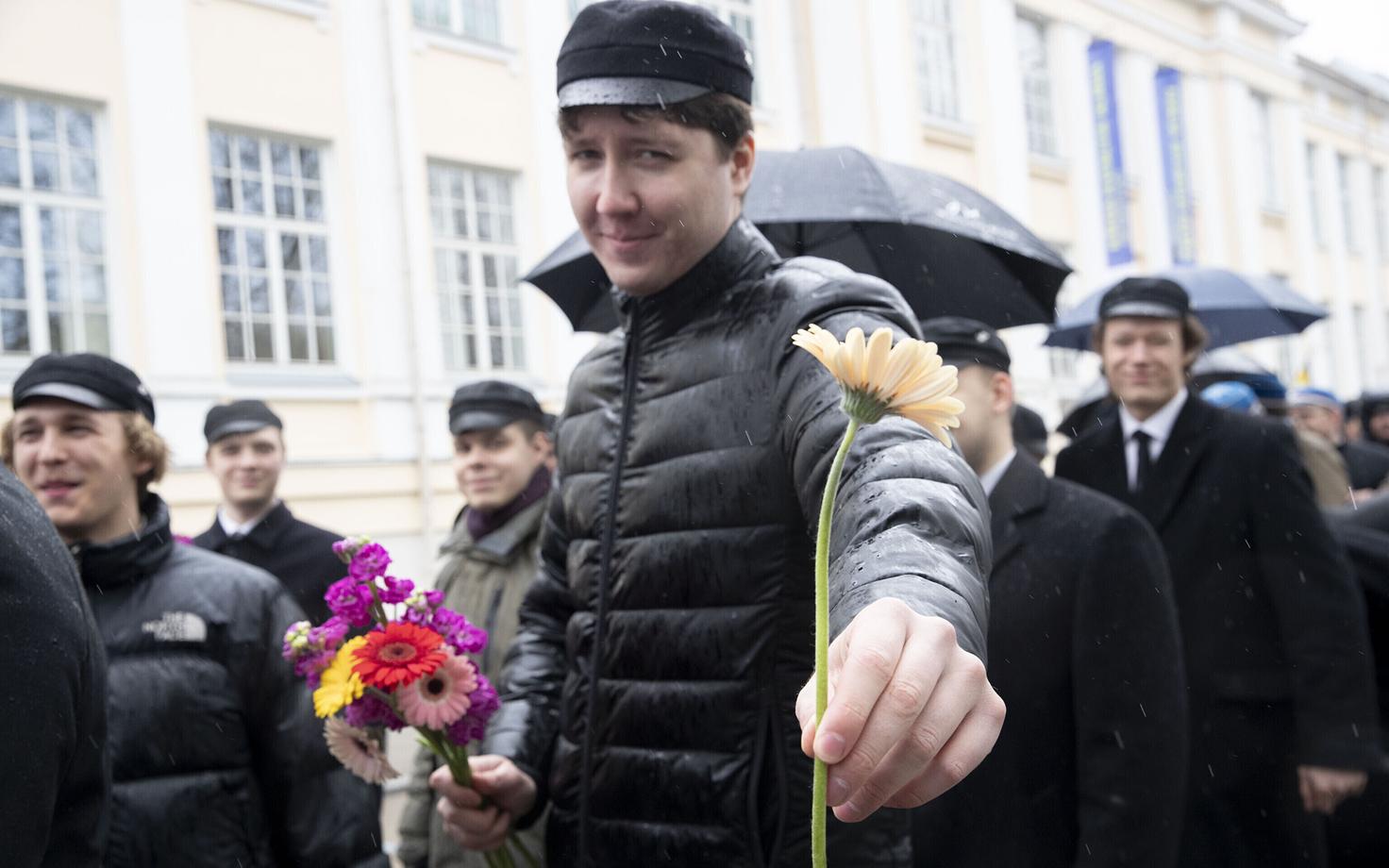 Шествие студентов в Вальпургиеву ночь в Тарту, 2025. Цветок фотографу.