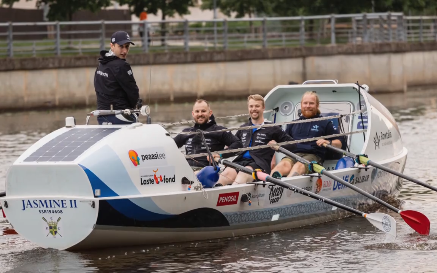 The Rowtalia team preparing for the race on the Emajõgi in Tartu.