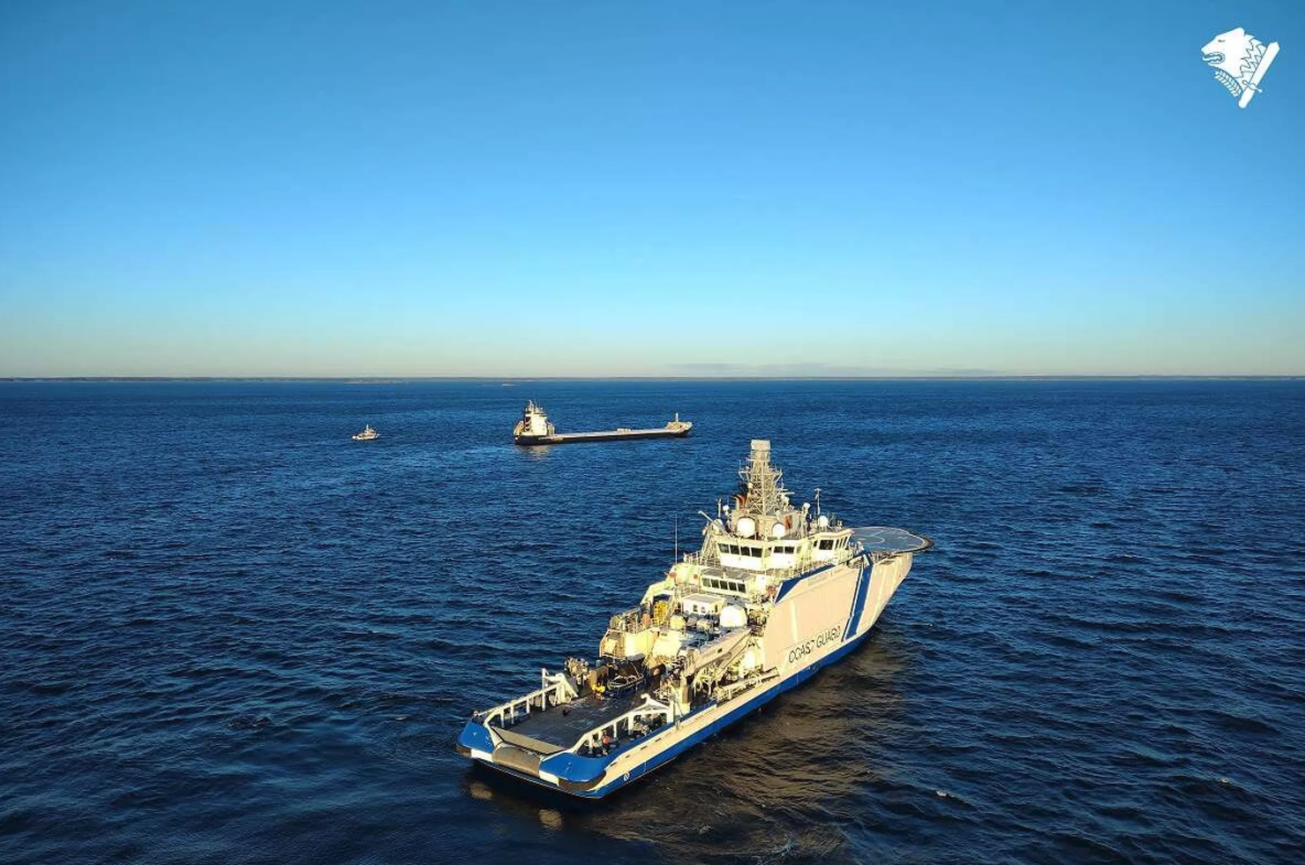 Грузовое судно Fitburg, задержанное 31 декабря в Финском заливе Пограничной службой Финляндии. На переднем плане - корабль пограничников.