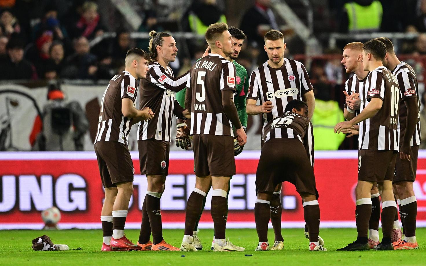 Karol Mets (keskel) ja St. Pauli