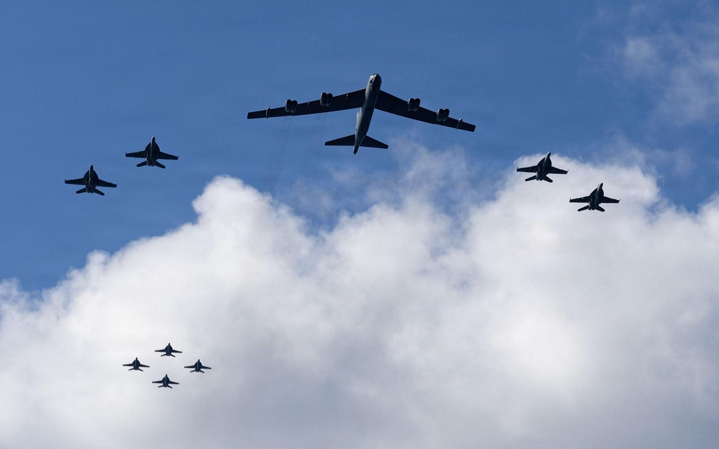 Legendaarne USA pommitaja B-52 ja seda saatvad hävitajad
