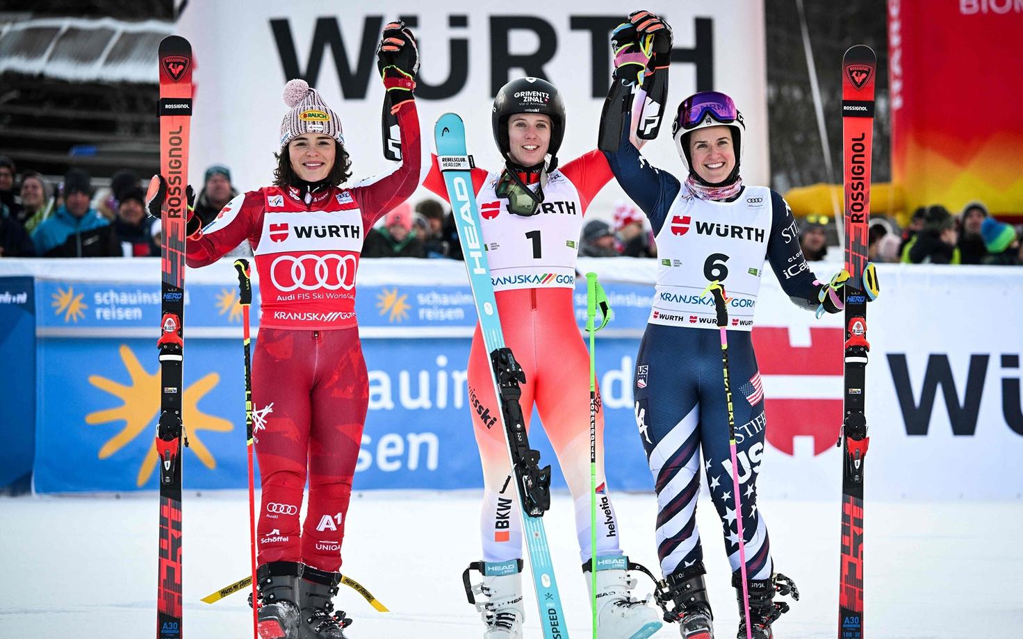 Esikolmik (vasakult): Julia Scheib, Camille Rast ja Paula Moltzan.