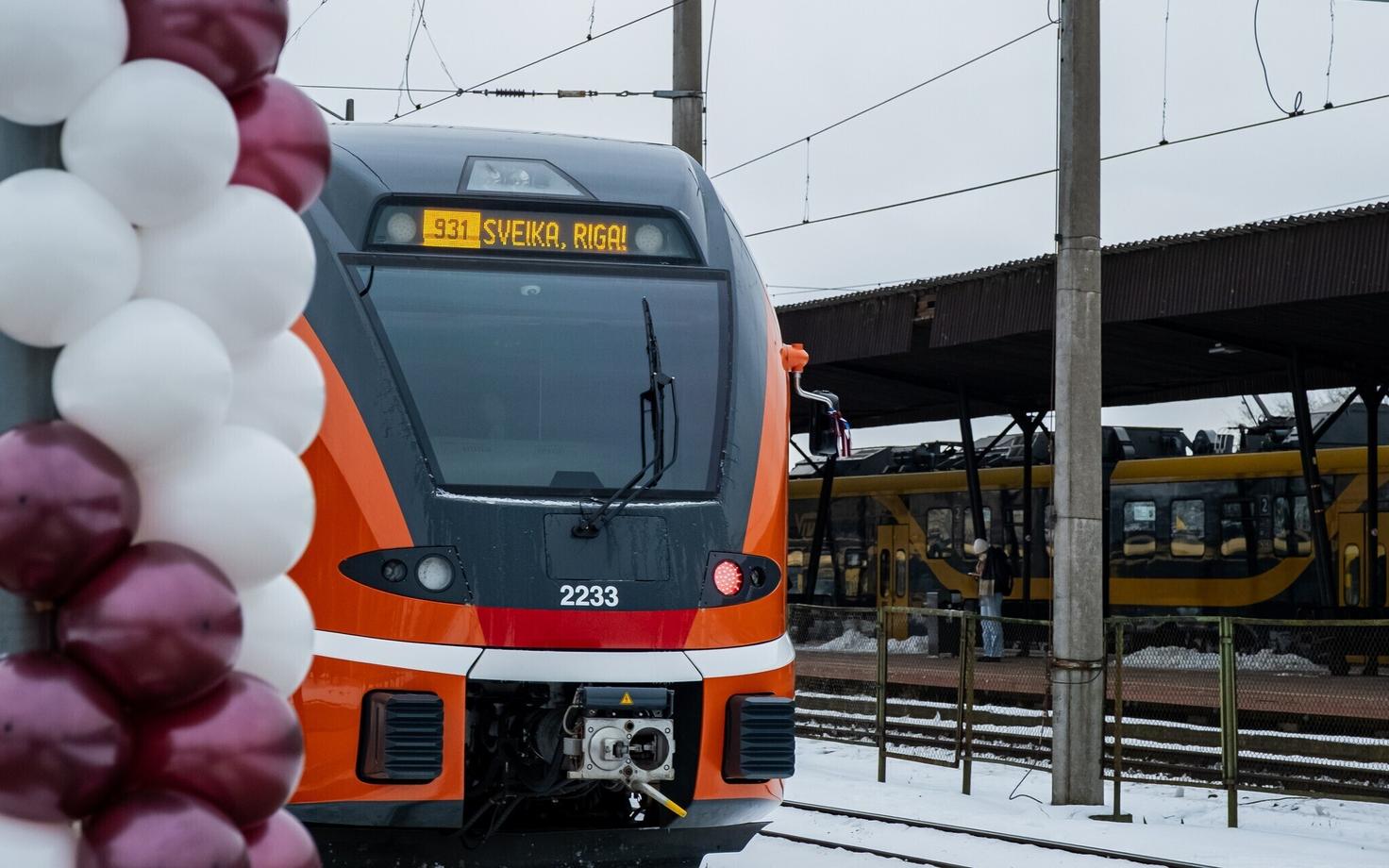 Поезд Elron в Риге.