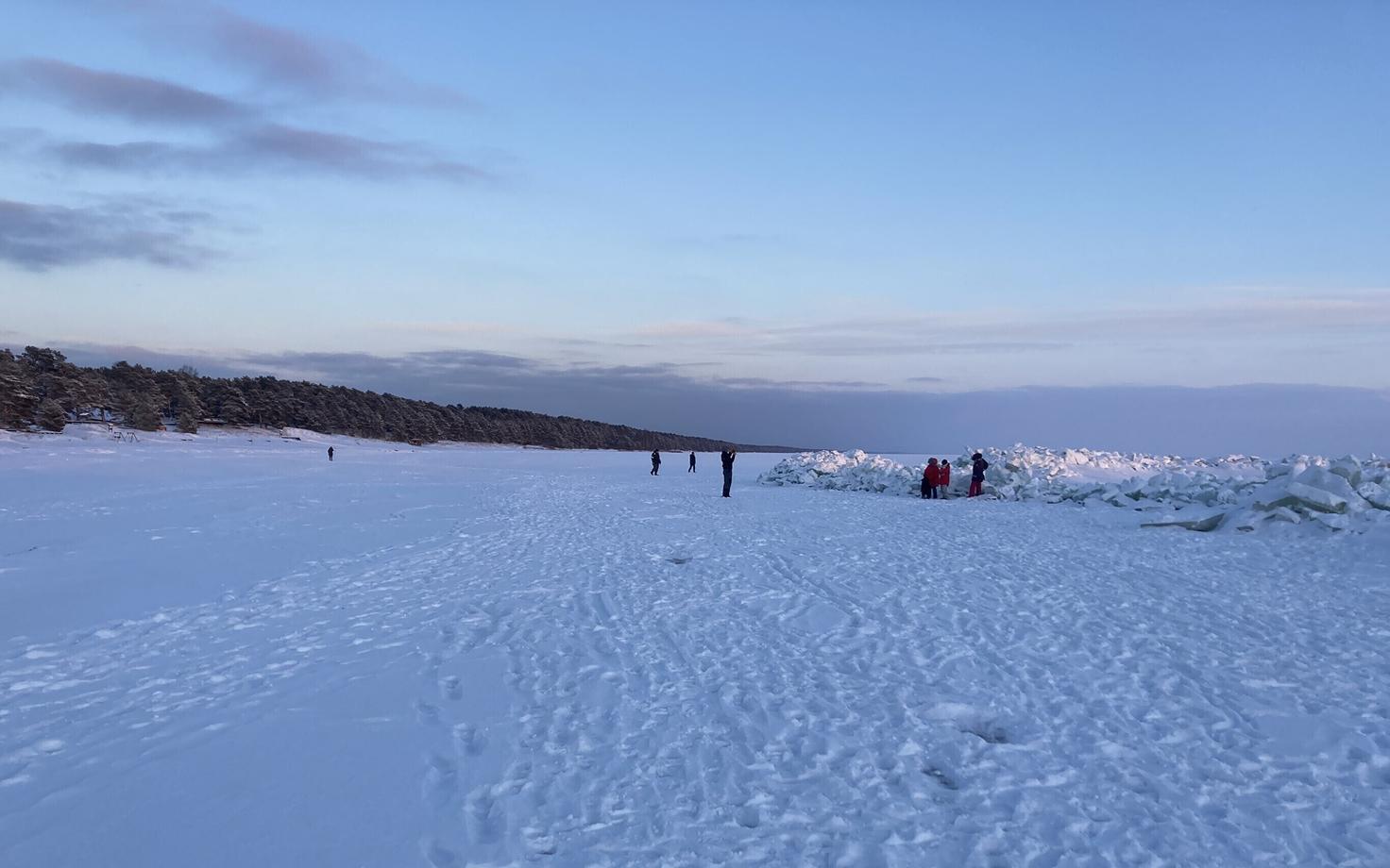 Чудское озеро зимой в районе Каукси. Иллюстративная фотография.