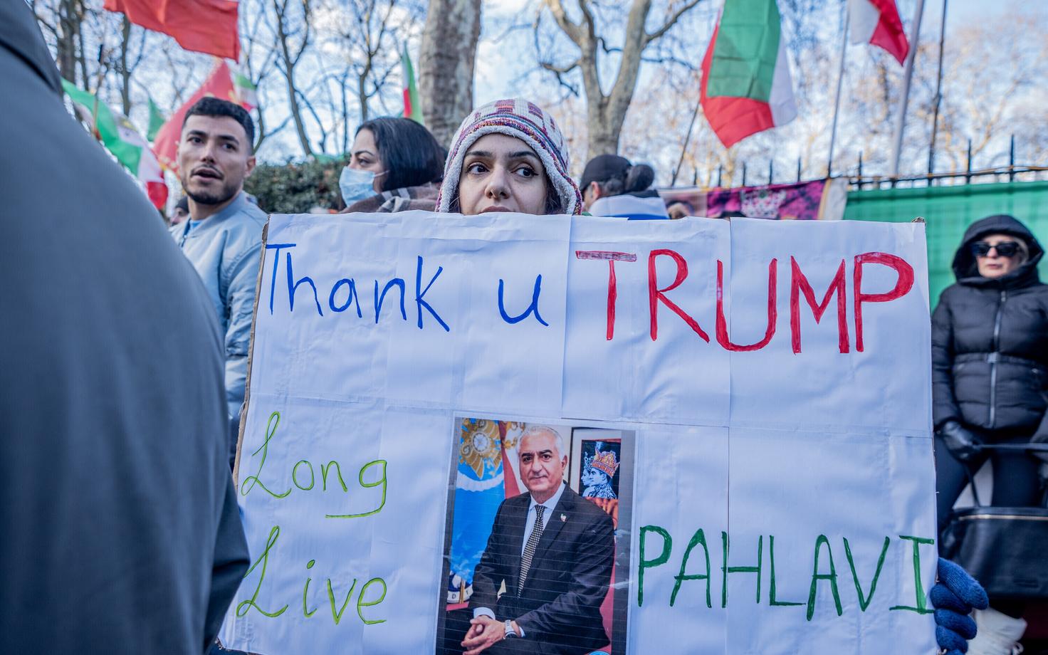 Протестующие в Иране.