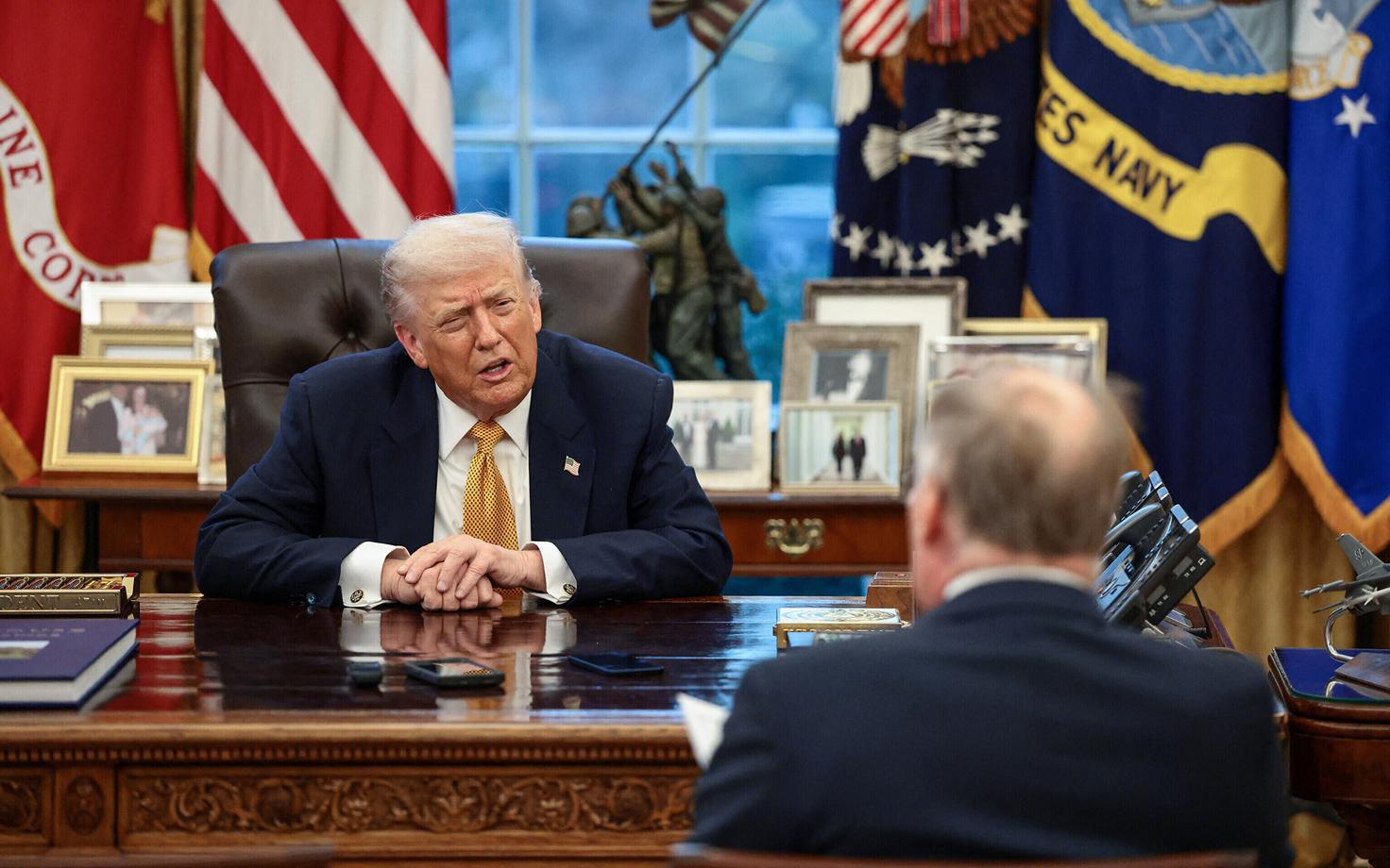 Президент США Дональд Трамп беседует с журналистом агентства Reuters.