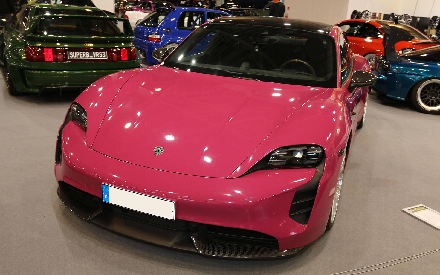 Esseni automessil olev Porsche Taycan 4S