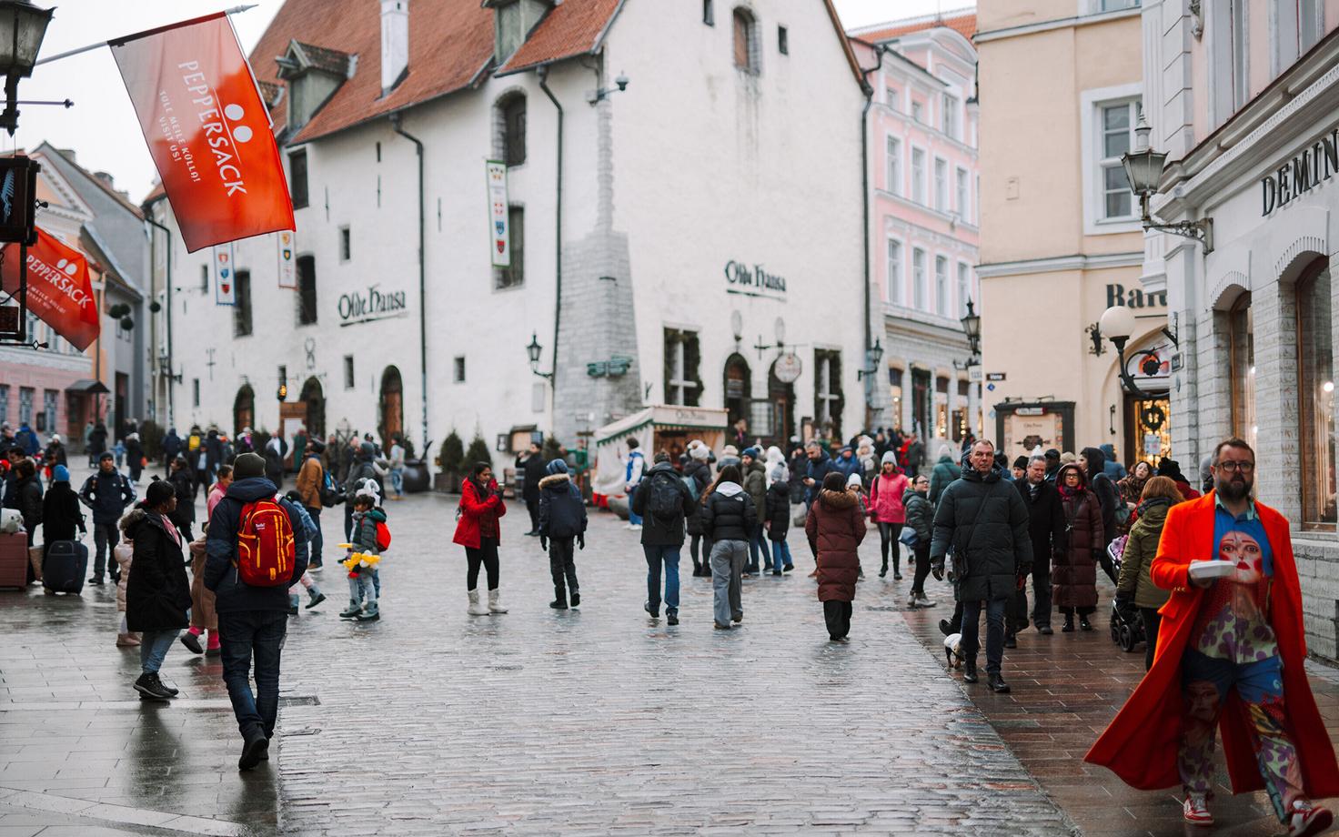 Туристы в Рождество в Старом городе Таллинна.