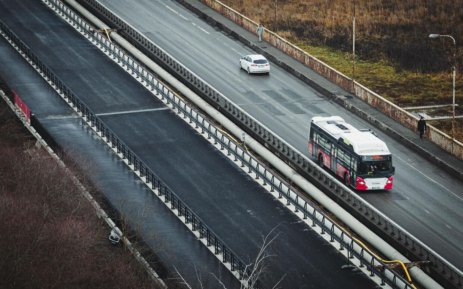 Проезжая часть готовой половины моста имеет ширину 6,75 метра и временно будет разделена на два равных направления движения.