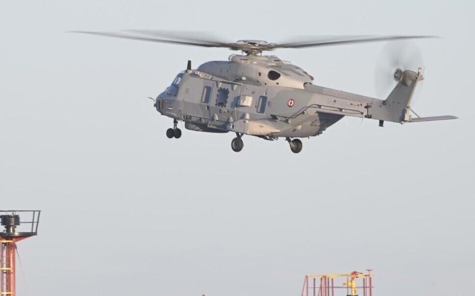 Французский вертолет над танкером