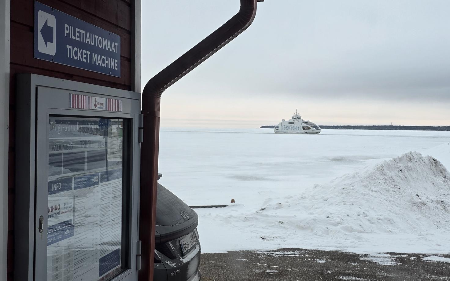 Frozen sea between the Estonia's mainland and the western islands.