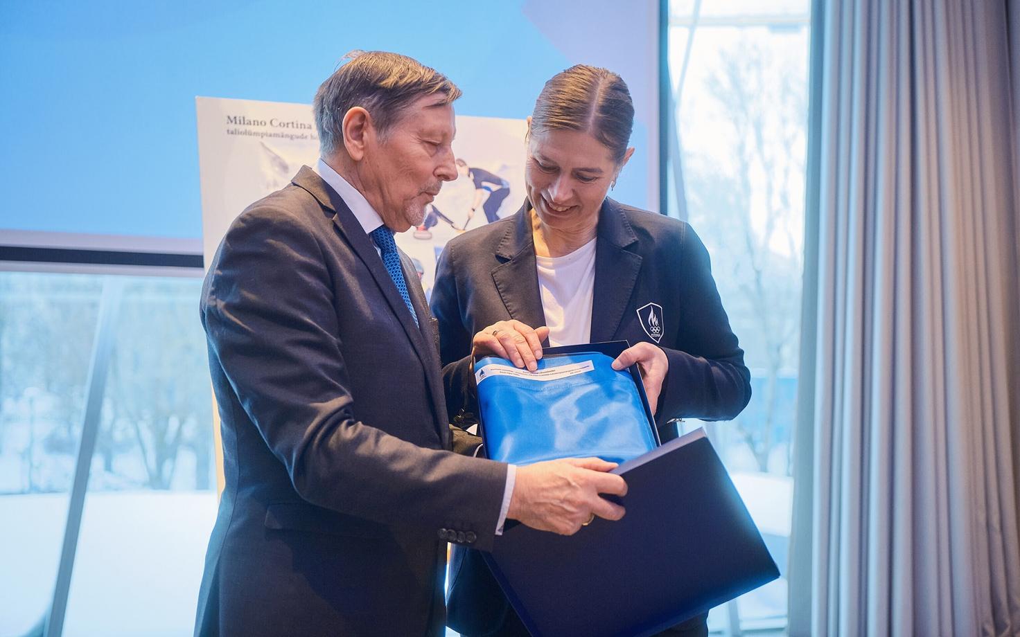 Eesti Lipu Seltsi esimees Jüri Trei koos Eesti Olümpiakomitee president Kersti Kaljulaidiga.