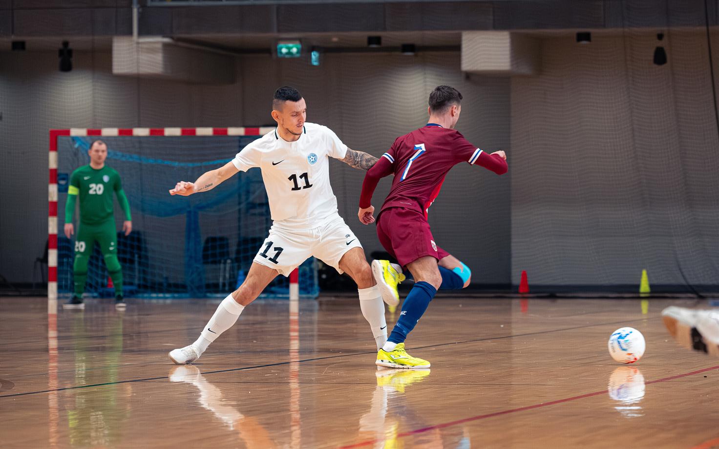 Денис Внуков (слева) в товарищеском матче с Норвегией.