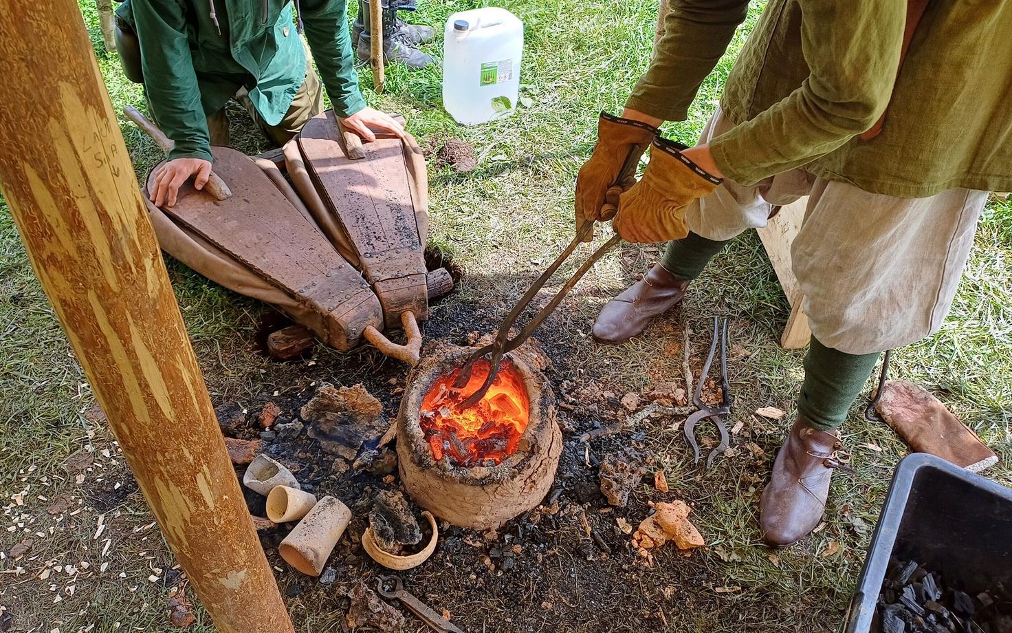 Pilt 1. Terase tegemise eksperiment Rõuge muinastalus 2025. aasta suvel.