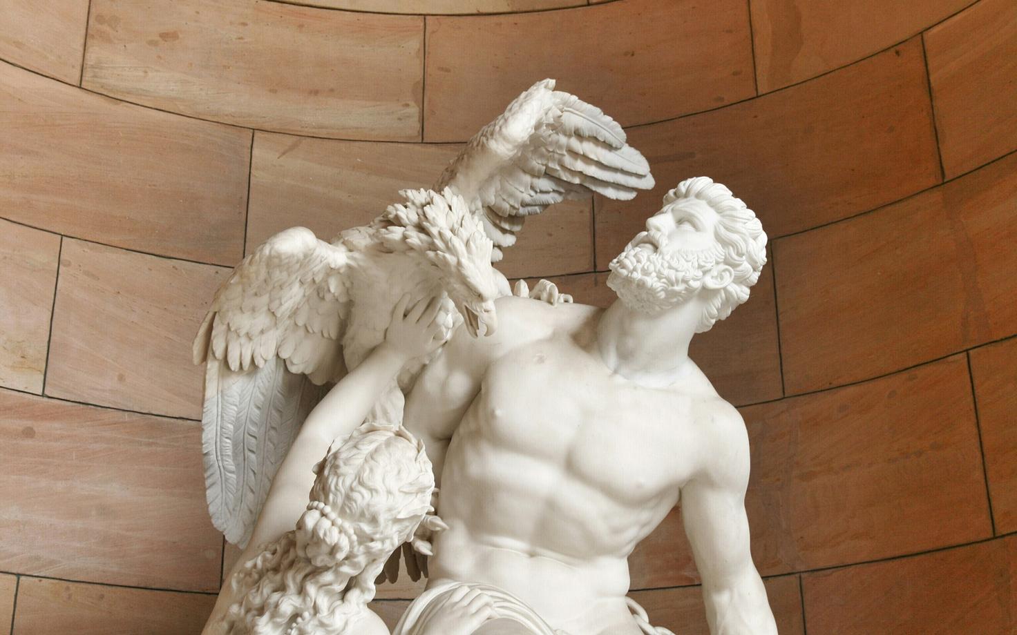 Скульптура, изображающая прикованного Зевсом в наказание за похищение огня титана Прометея, которому орел каждый день выклевывал печень, а ночью она отрастала вновь.