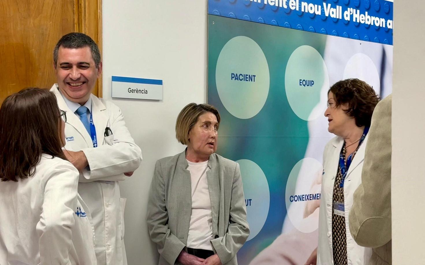 Пациентка (в центре) больницы Vall d’Hebron, перенесшая операцию по пересадке лица.