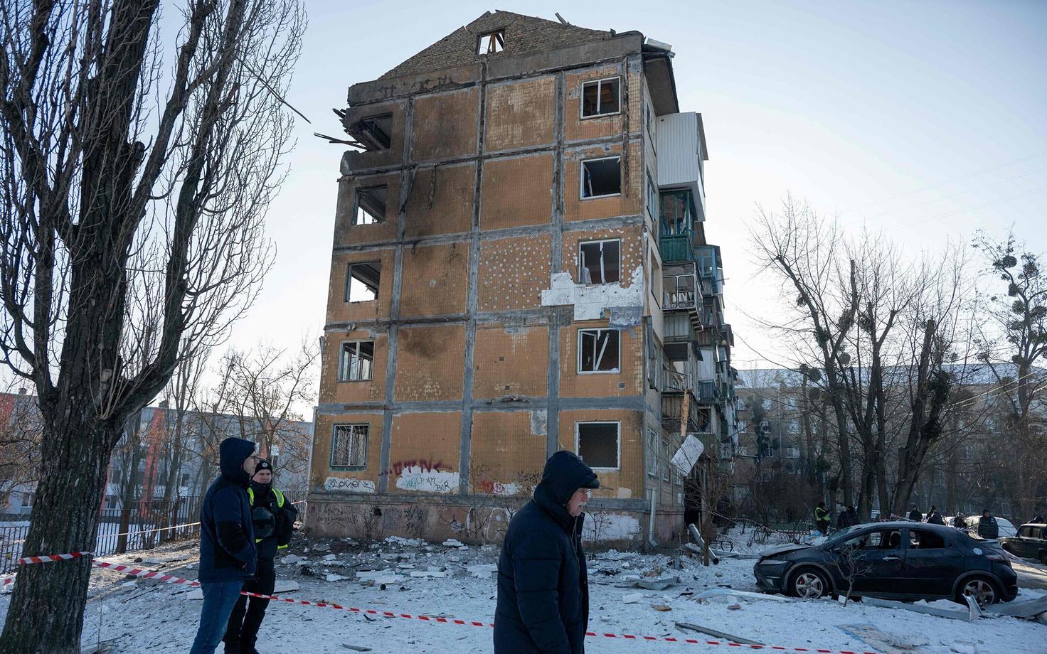 Здание, поврежденное в результате авиаудара по Киеву.