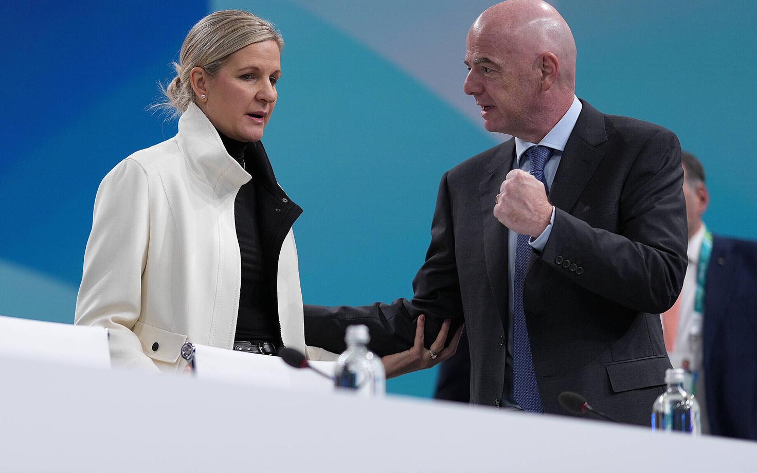 Глава Международного олимпийского комитета Кирсти Ковентри и глава ФИФА Джанни Инфантино.