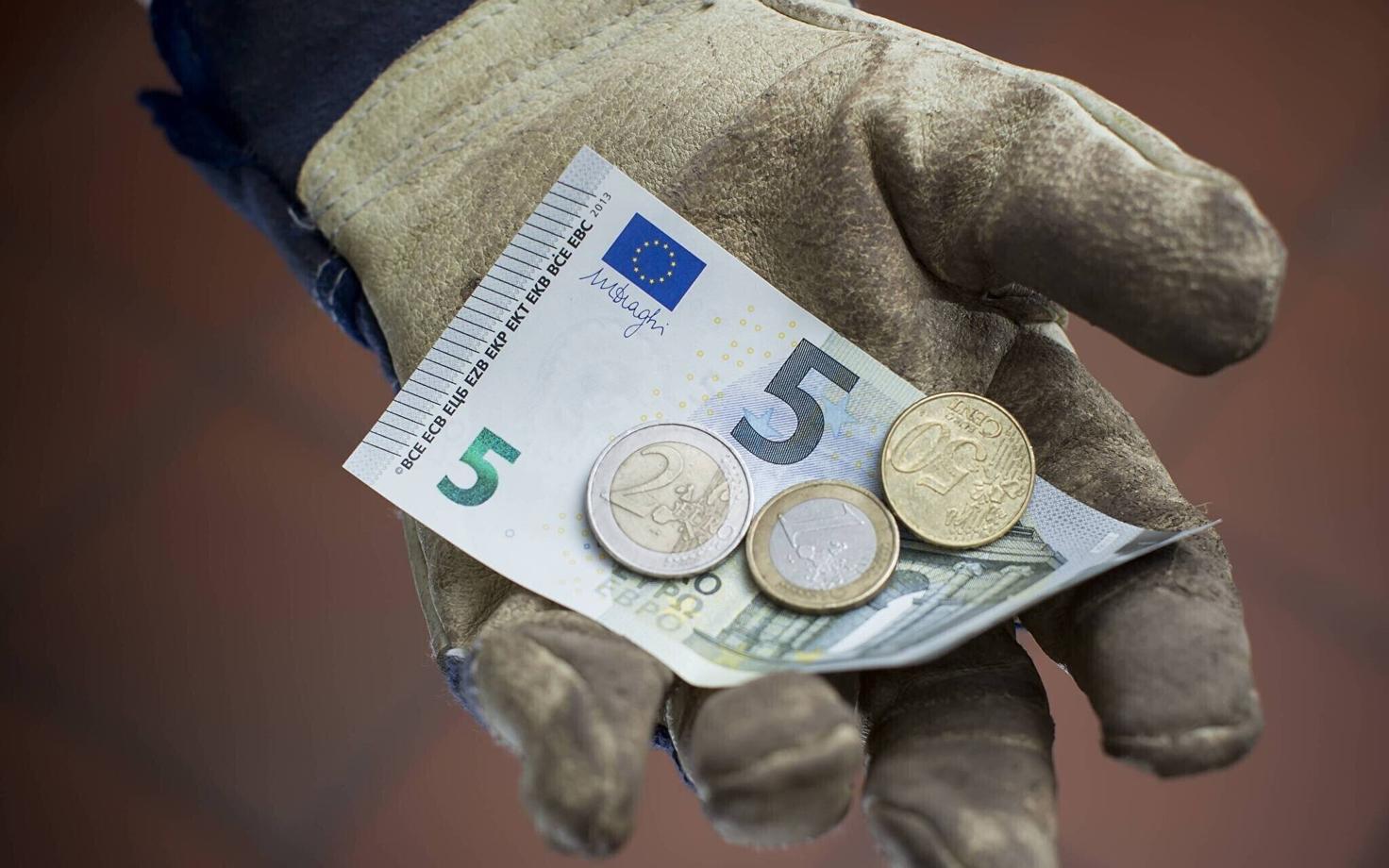 В целом, самая высокая минимальная зарплата в ЕС была в 4,4 раза выше самой низкой.