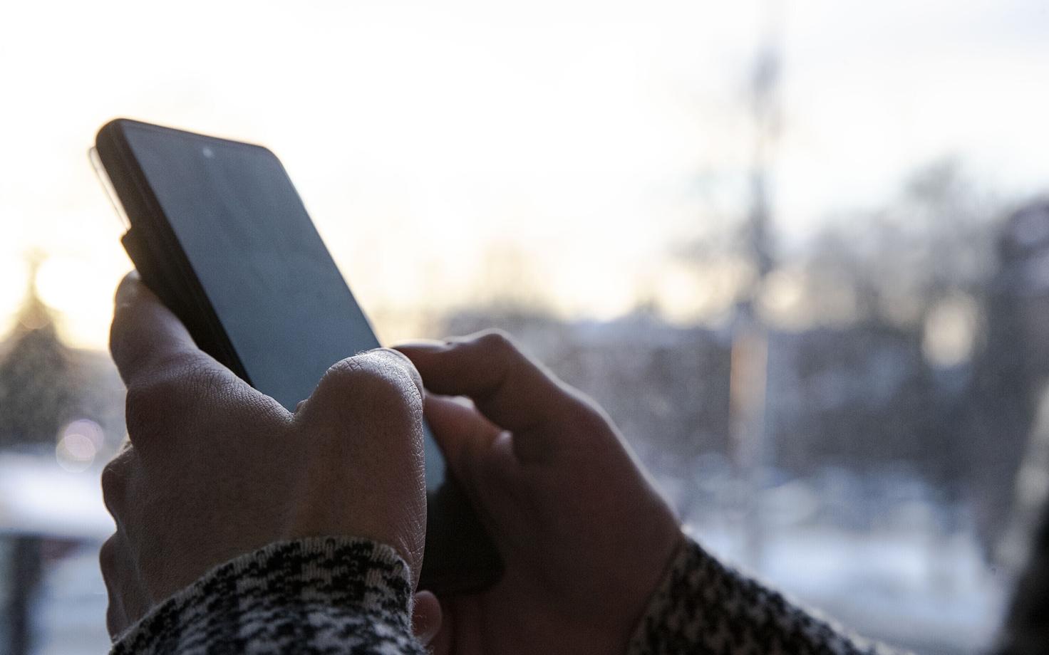 Пользователь смартфона. Иллюстративная фотография.