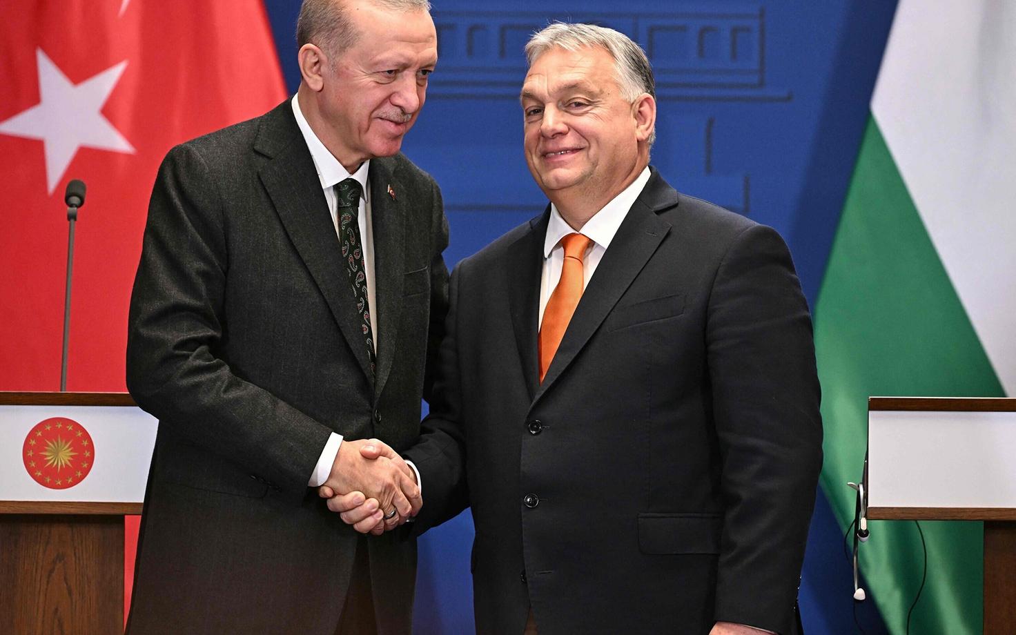 Ungari peaminister Viktor Orbán kätleb Türgi presidendi Recep Tayyip Erdoğaniga.
