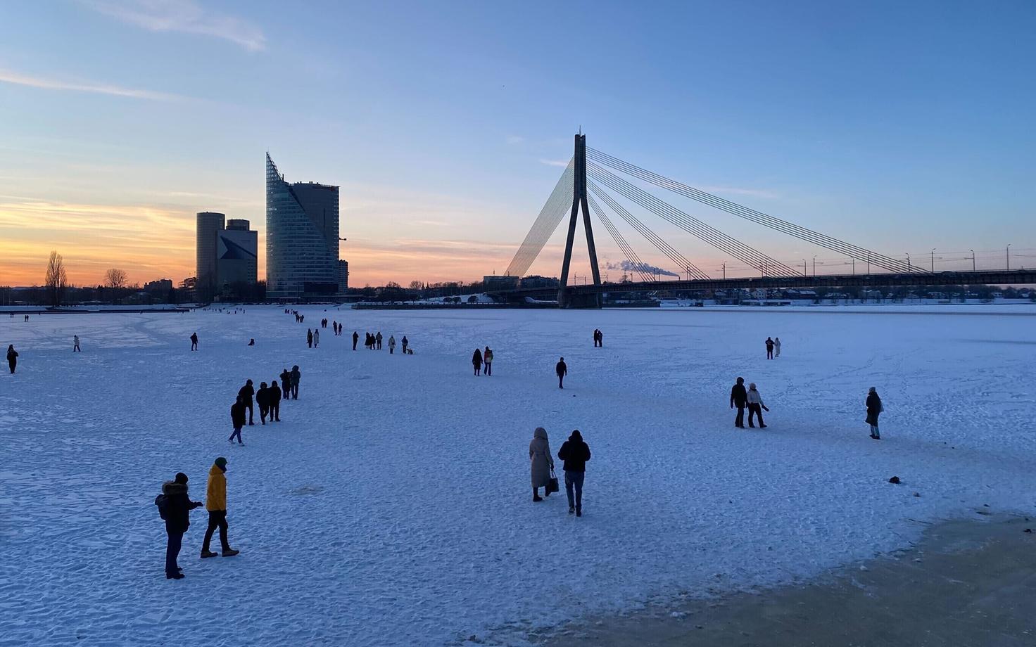 Люди на льду Даугавы.